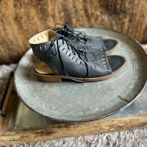 Musse&Cloud lace up, flat leather sandal. Size 9. Never worn! - Picture 3 of 5